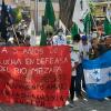 Menschen protestieren vor dem Rathaus in Tela, Honduras