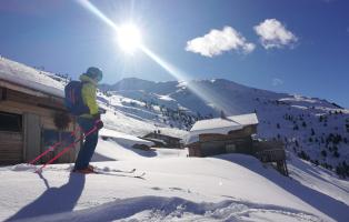 Skifaren im Tiefschnee